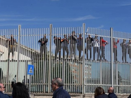 Velike pobune u zatvorima u Italiji zbog koronavirusa, zatočili čuvare, 6 mrtvih