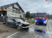 Mercedes se zabio u kuću, ljude vatrogasci izvlačili iz smrskanog automobila