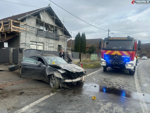 Mercedes se zabio u kuću, ljude vatrogasci izvlačili iz smrskanog automobila