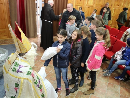 FOTO: Sv. Nikola i ove godine razveselio djecu u župi Rama Šćit