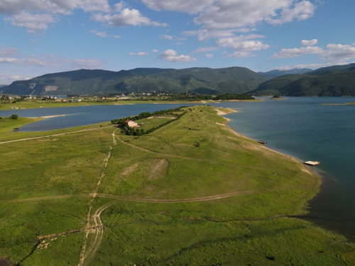 FOTO/VIDEO: Vikendice obitelji Bešker - idealno mjesto za odmor uz Ramsko jezero