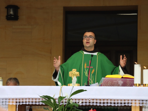 FOTO: Započela trodnevnica na Šćitu uoči Male Gospe, prvi dan posvećen školarcima