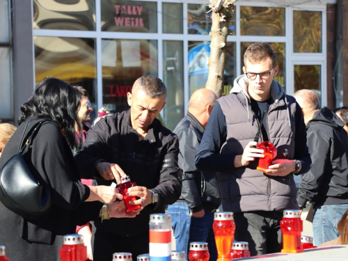 FOTO: Svi sveti - U Prozoru zapaljene svijeće za poginule i preminule branitelje
