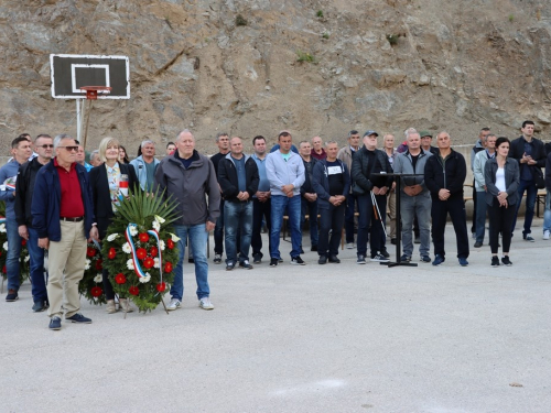 FOTO: Na Ustirami svečano otkriven spomenik poginulim i nestalim braniteljima