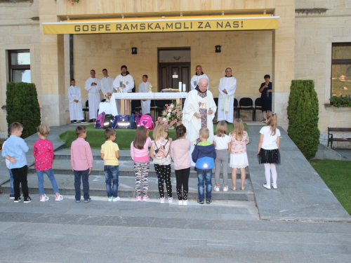 FOTO: Započela trodnevnica u župi Rama-Šćit, prvašići darovani prigodnim darovima