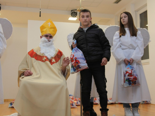 FOTO: Sv. Nikola razveselio djecu u Rumbocima