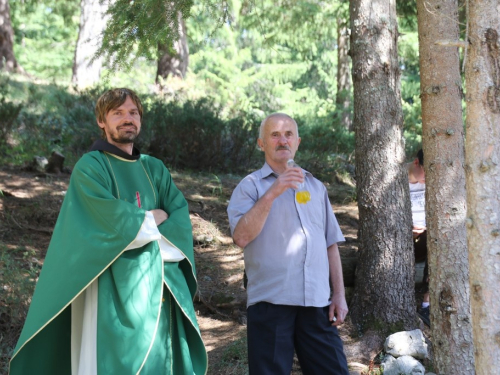 FOTO: Na Vranu služena sv. misa za poginule duvandžije