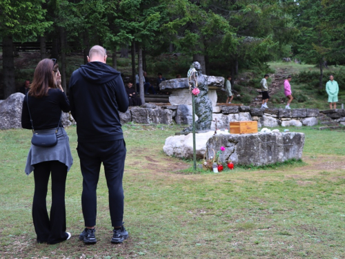 FOTO: Na Vranu služena sv. misa za poginule duvandžije