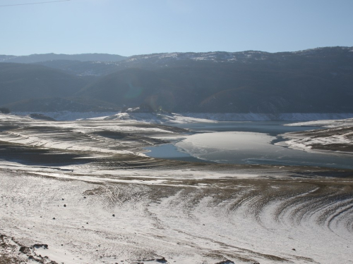 FOTO: Minusi počeli lediti Ramsko jezero