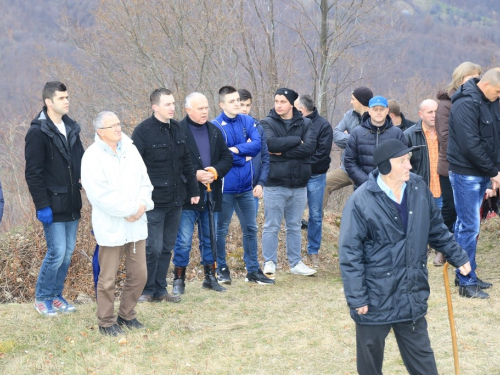 FOTO: Fra Andrija Jozić predvodio križni put na Uzdolu