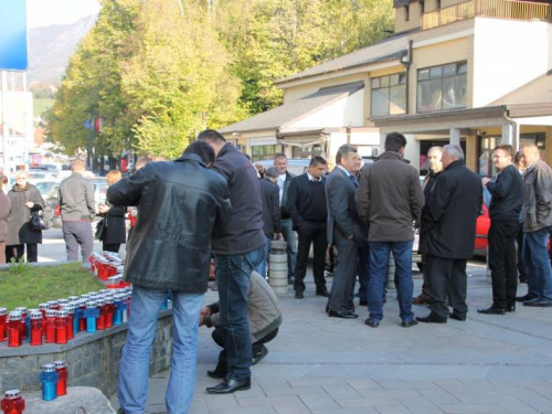 Povodom Svih svetih u Prozoru zapaljene svijeće za poginule i preminule branitelje