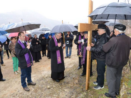 FOTO: Mons. dr. Pero Sudar predvodio misu i Križni put na Uzdolu