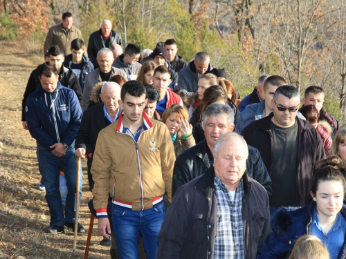 FOTO: Vlč. Stipo Knežević predvodio križni put na Uzdolu