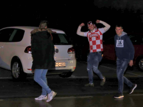 FOTO/VIDEO: Ludnica na ulicama Prozora! Pogledajte kako je proslavljena pobjeda Hrvatske