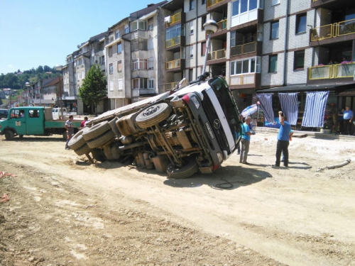 FOTO: U Prozoru se prevrnuo kamion natovaren zemljom