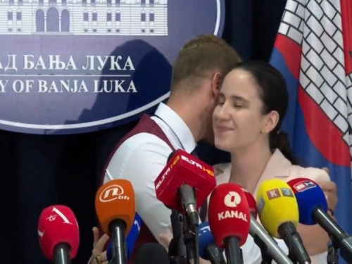 Emotivni susret Karić i Stanivukovića, dva najmlađa gradonačelnika