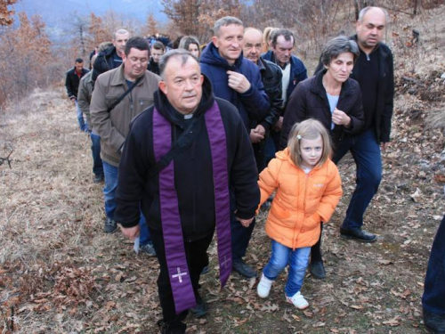 FOTO: Vlč. mr. Pero Brajko predvodio Križni put na Uzdolu