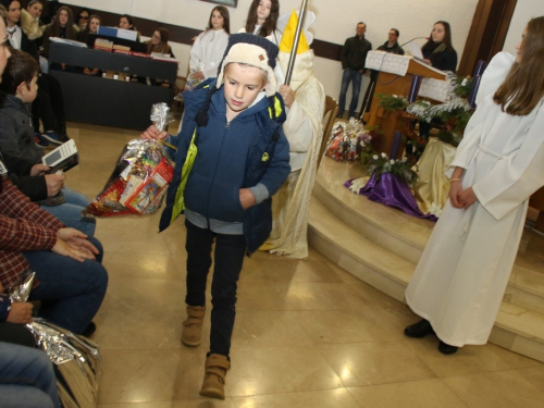 FOTO: Sv. Nikola podijelio paketiće djeci u Rumbocima