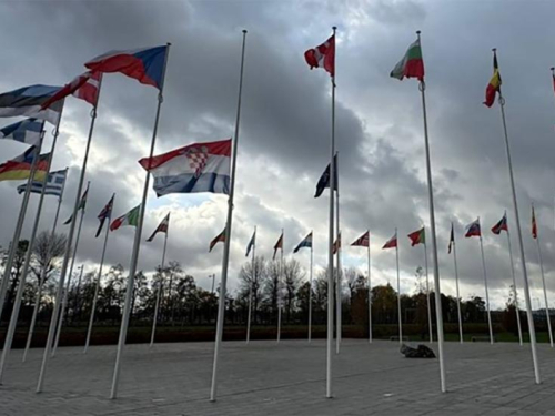 Hrvatska zastava na pola koplja ispred sjedišta NATO-a
