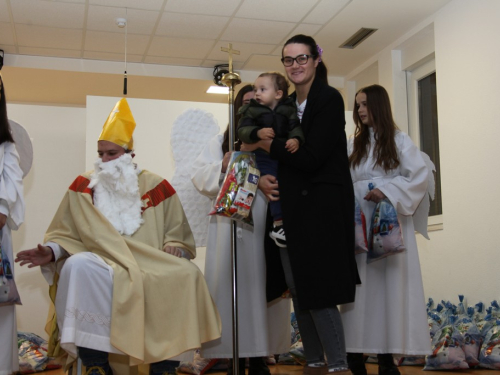 FOTO: Sveti Nikola razveselio najmlađe u župi Rumboci
