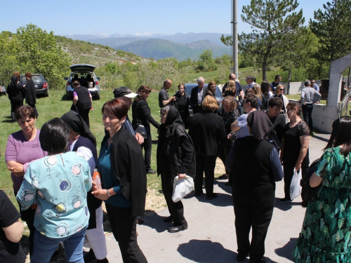 FOTO/VIDEO: Biskup Pero Sudar na Proslapu blagoslovio Spomen ploče