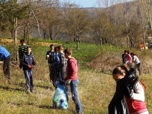 FOTO: Učenici u Eko akciji čišćenja obale Ramskog jezera