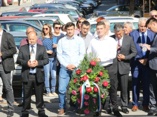 FOTO: Polaganjem vijenaca i svečanom sjednicom započelo obilježavanje Dana općine