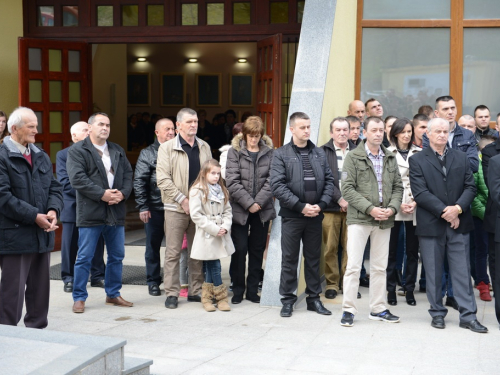 FOTO: Mons. dr. Pero Sudar blagoslovio novi križ i spomenik Stjepanu Džalti na Uzdolu