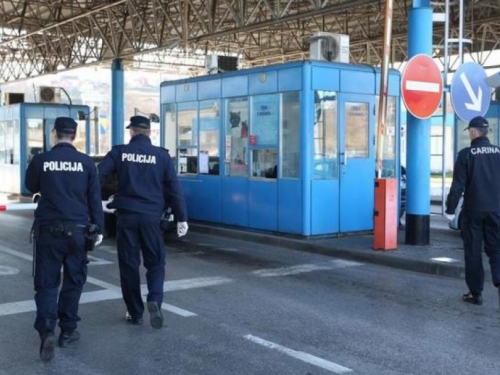 Granični policajci kažnjeni: Dopustili da Schmidtovo osiguranje naoružano uđe u BiH