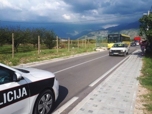 Mostar: Djevojčica izašla iz autobusa, udario je automobil