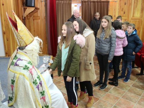 FOTO: Sv. Nikola i ove godine razveselio djecu u župi Rama Šćit