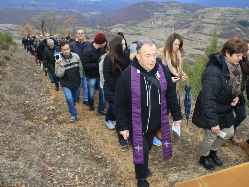 FOTO: Fra Andrija Jozić predvodio križni put na Uzdolu