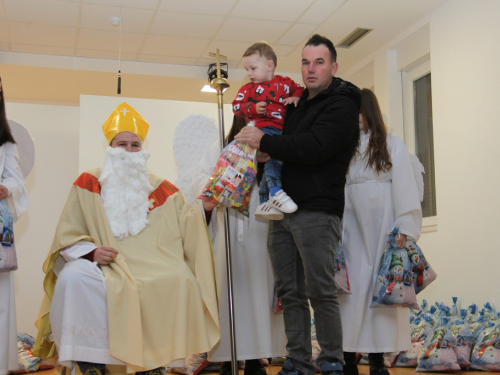 FOTO: Sveti Nikola razveselio najmlađe u župi Rumboci