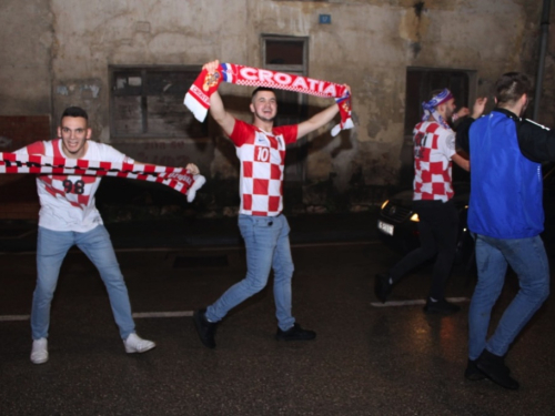 FOTO/VIDEO: Ludnica na ulicama Prozora! Pogledajte kako je proslavljena pobjeda Hrvatske