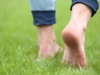 Hodajte bosim nogama po zemlji, travi ili pijesku