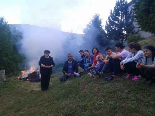 FOTO: Paljenjem svitnjaka Rama dočekuje sv. Ivu