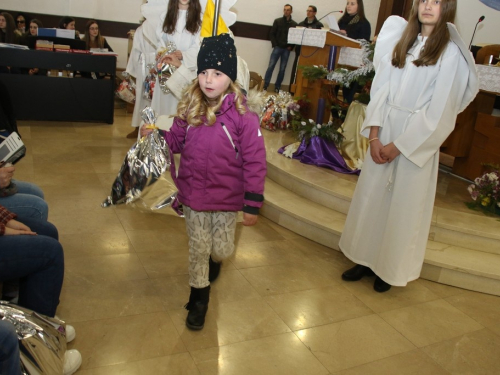 FOTO: Sv. Nikola podijelio paketiće djeci u Rumbocima