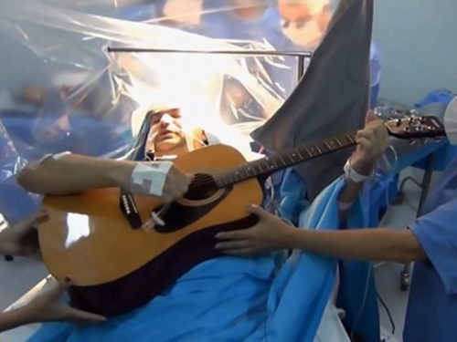 Pacijent svirao gitaru za vrijeme operacije mozga