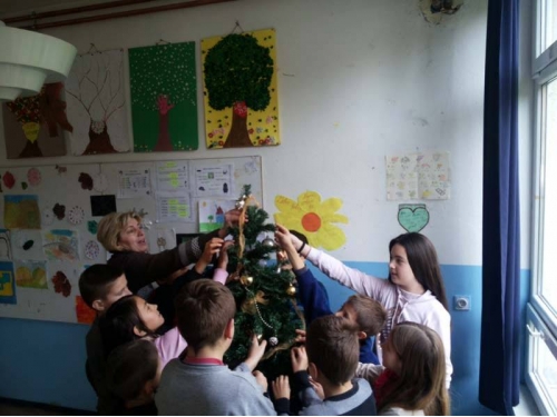 FOTO: Blagdansko ukrašavanje škole na Uzdolu