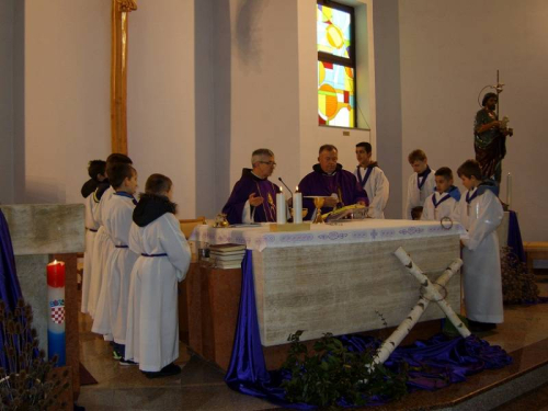 FOTO: Provincijal fra Lovro Gavran predvodio misu i Križni put na Uzdolu