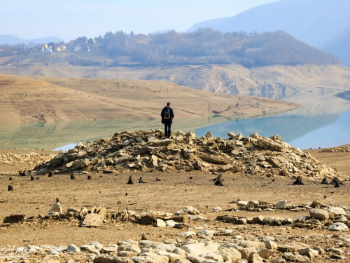 FOTO/VIDEO: Iz Ramskog jezera izronili ostaci kuća i grobovi