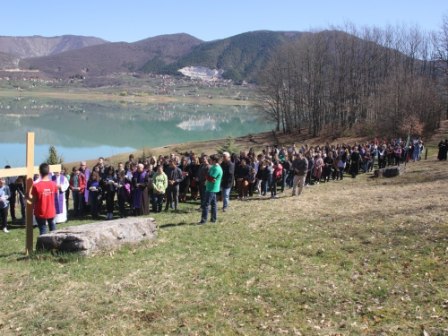 FOTO/VIDEO: Nadbiskupijski križni put mladih na Šćitu