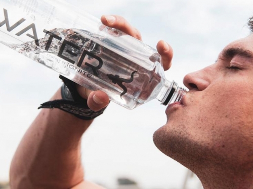 Trik s vodom koji utječe na potrošnju kalorija