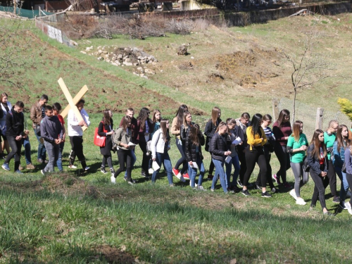 FOTO/VIDEO: Nadbiskupijski križni put mladih na Šćitu