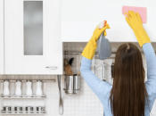 Kako ukloniti masnoću s kuhinjskih ormarića: jednostavan trik koji otapa i najtvrdokornije mrlje