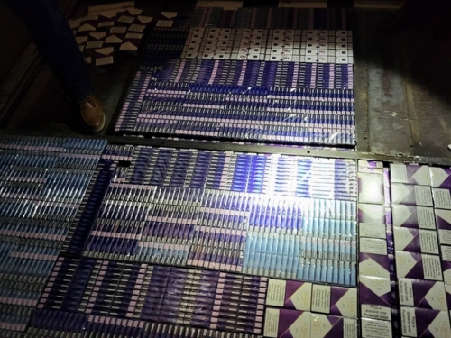 BiH: U podu prikolice kamiona sakrio više od 15.000 kutija cigareta