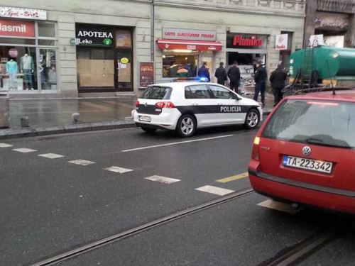 Automobilom se zabio u izlog prodavaonice, jedna osoba poginula