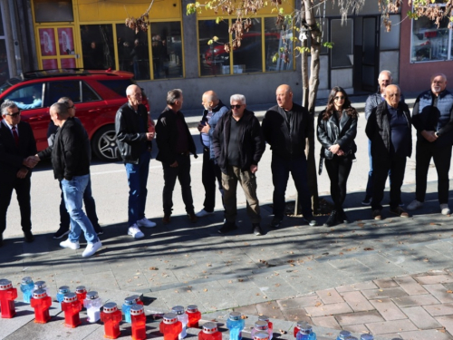 FOTO: Svi sveti - U Prozoru zapaljene svijeće za poginule i preminule branitelje