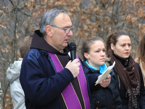 FOTO: Fra Andrija Jozić predvodio križni put na Uzdolu