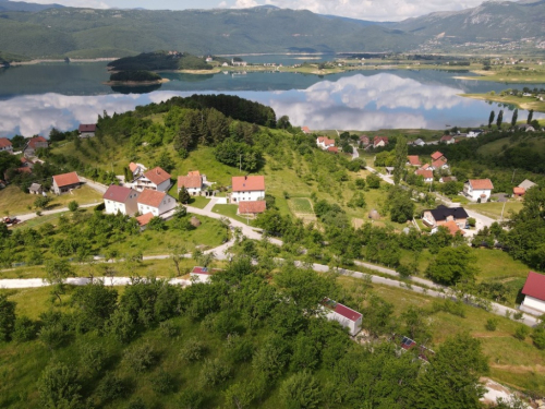 FOTO: Borići donijeli novitet u Ramu – slobodnim uzgojem koka proizvode zdrava jaja